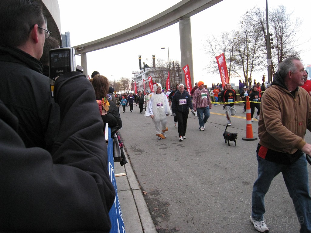 Detroit Turkey Trot 10K 2009 061.jpg - The 2009 Detroit Turkey trot 10K was run on November 29, 2009. A chilly and blustery day. Lots of costumes and racers though, 12400 strong!